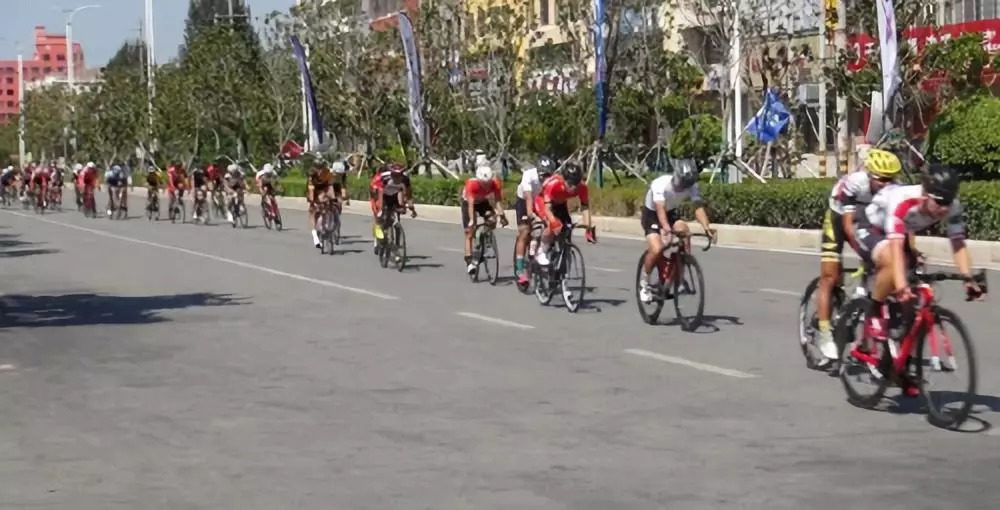 体彩环中原2018自行车公开赛南阳镇平站暨“世界健身气功日”健身气功比赛激情开赛