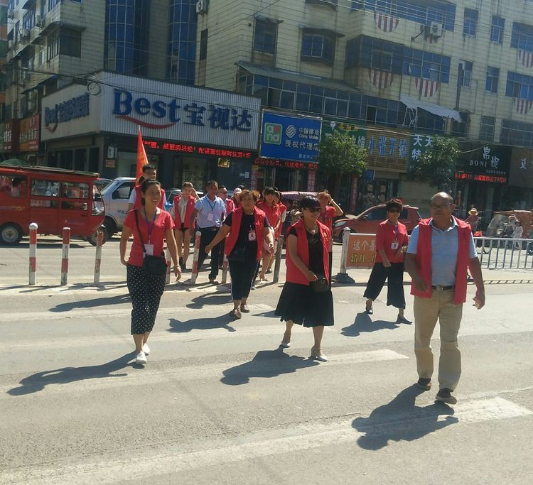 爱心志愿者探望贫困儿童,爱心志愿者慰问防疫工作人员