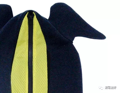 穿上这件外套，你也能*倒打**奥特曼？