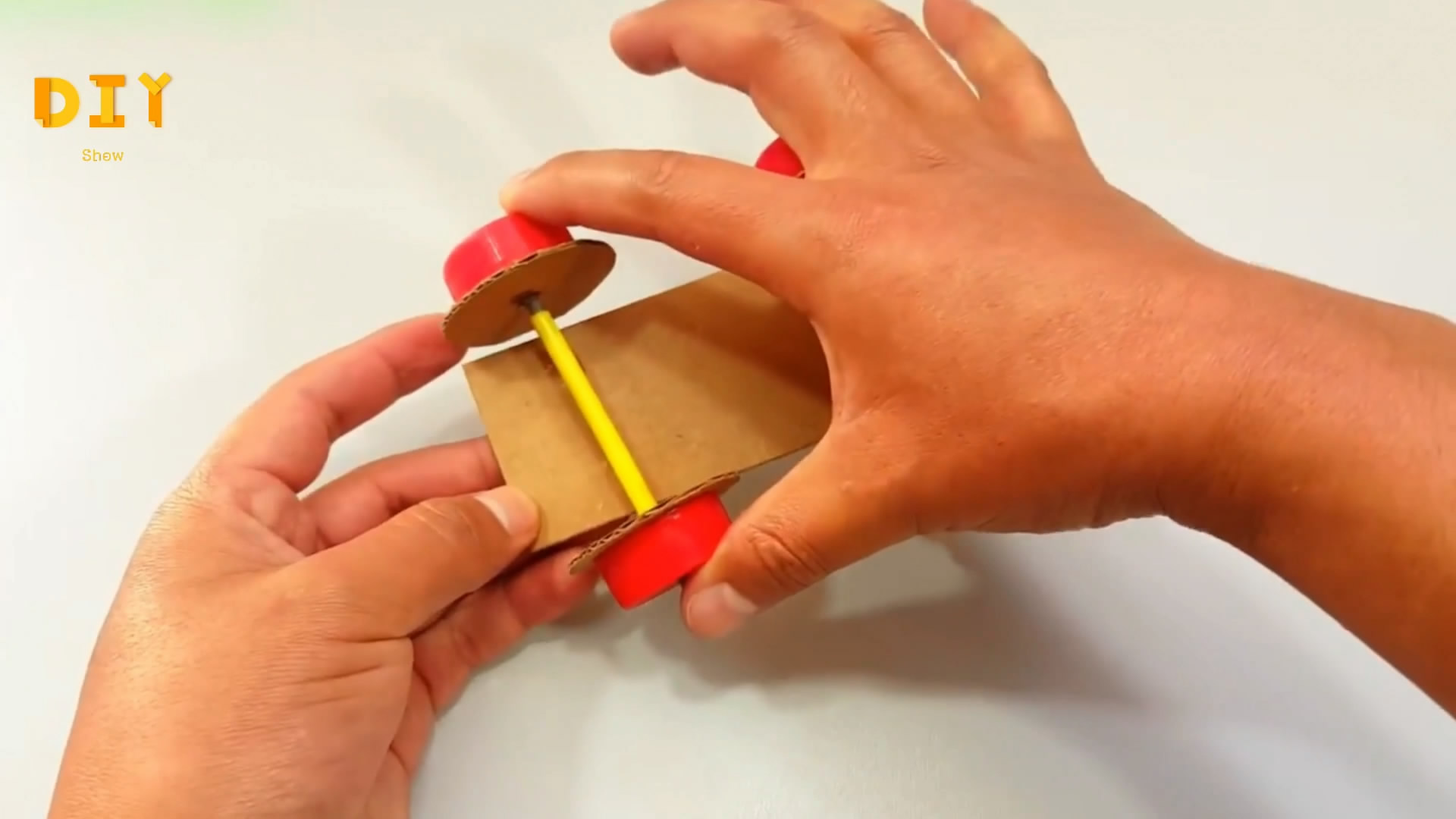 小玩具车怎么做简单一点,用纸板做火车玩具