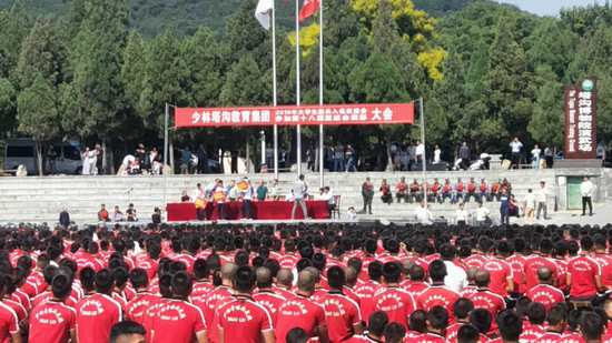 塔沟武校万人表演震撼国外,少林嵩山塔沟武校万人表演