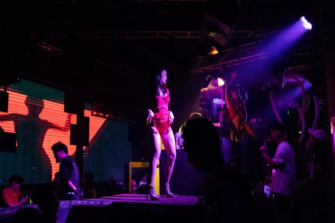 看见第二季06剧情,看到酒吧男生跳舞