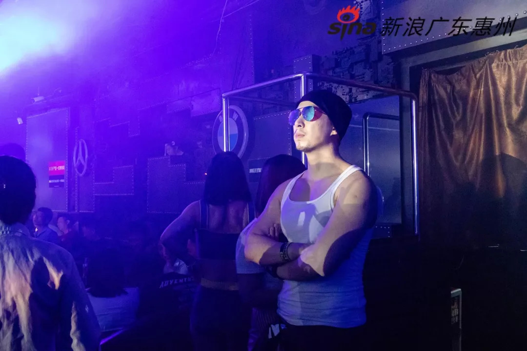 看见第二季06剧情,看到酒吧男生跳舞