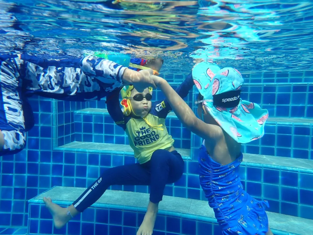 到底有没有必要让小孩子学游泳,孩子到底有没有必要去学游泳