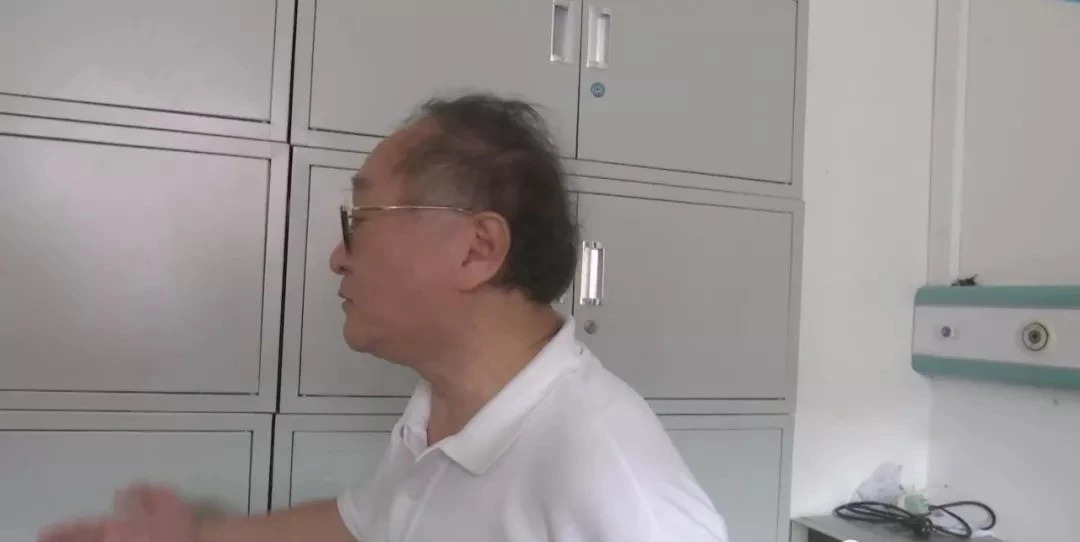 无锡新区凤凰医院遭封门大厅被堆黄沙患者员工都头疼