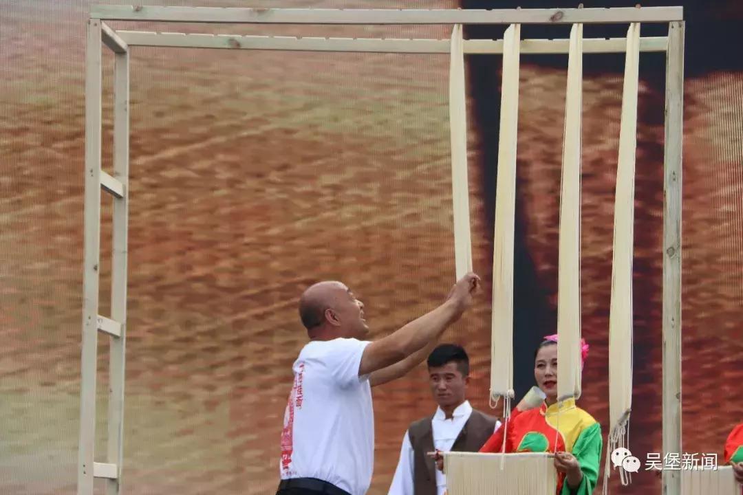 非遗传承手工制作空心挂面,吴堡手工细挂面