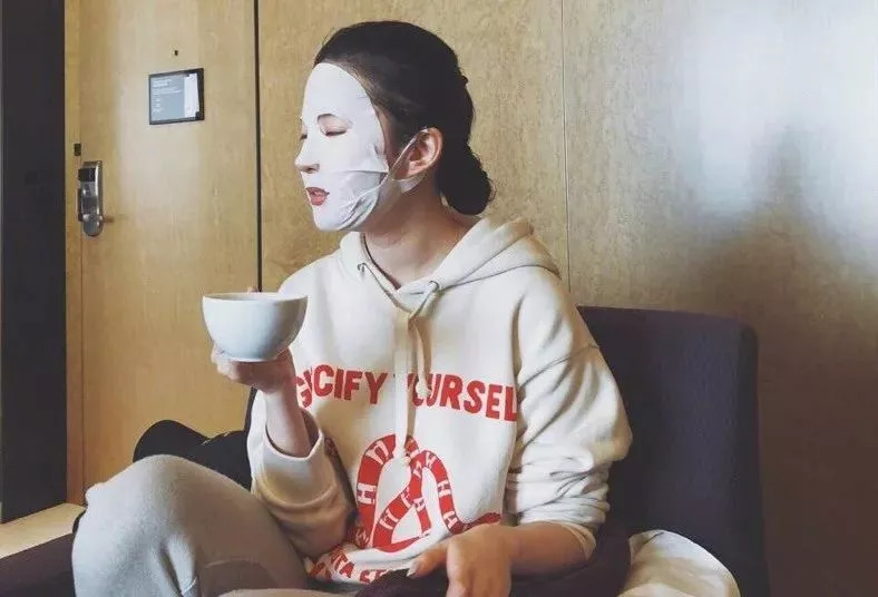 下了长途机依然美到炸！这才是明星在飞机上最爱做的秘密！