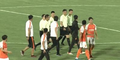 裁判被警察保护名场面,裁判被保安带走