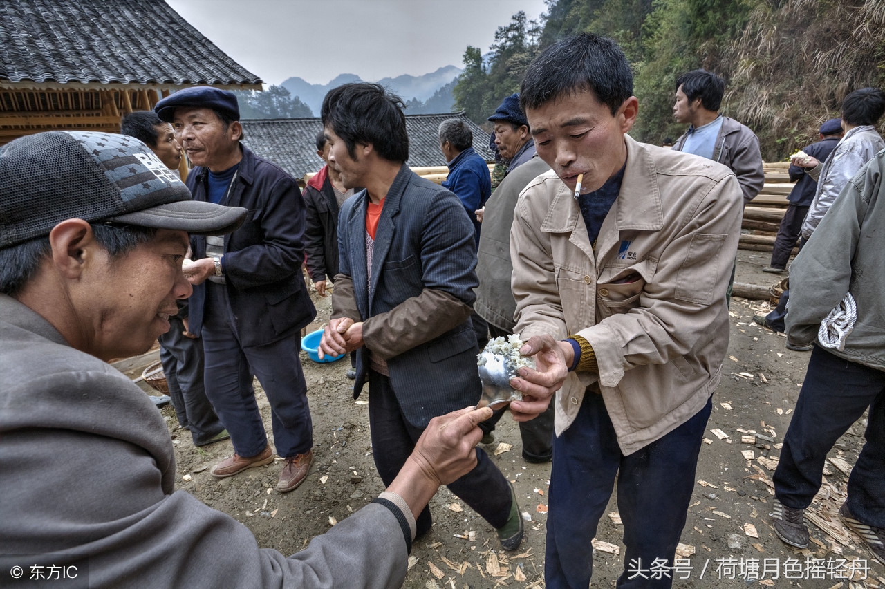 新娘结婚被新郎扔垃圾桶,新娘出嫁走后家里面会发生什么