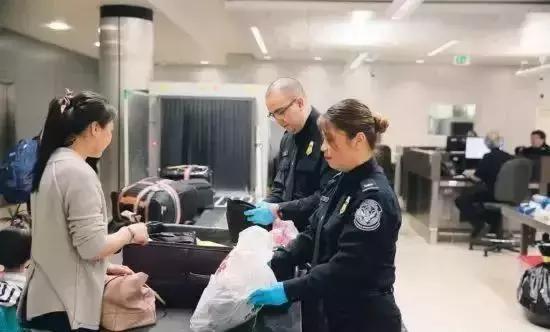 出国过海关有问题会被抓么,出国海关查手机属于违法吗