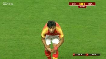 不止周俊辰！从戴项链到学外语，中国足协是怎么整治违规行为的？