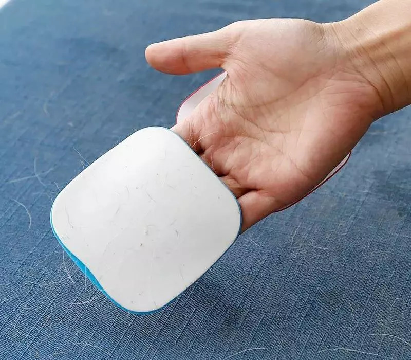 金丝绒衣服沾灰粘毛怎么办,衣服很容易粘毛沾灰