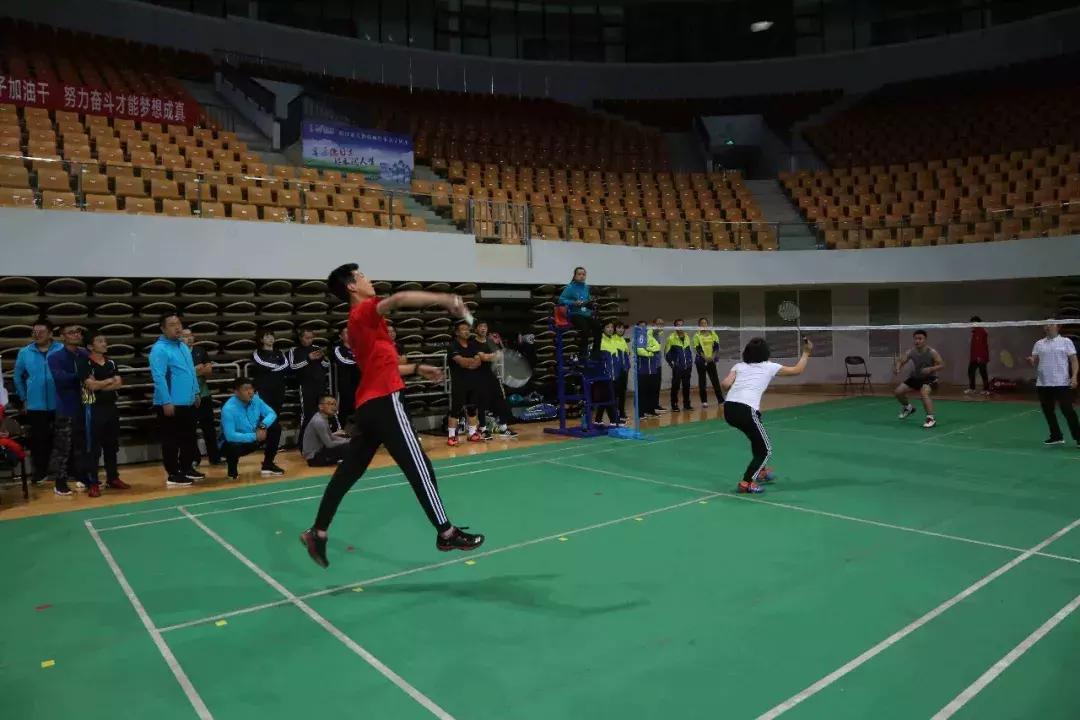 别Young激情，花Young来袭！今天市直机关职工运动会开幕，现场很燃～