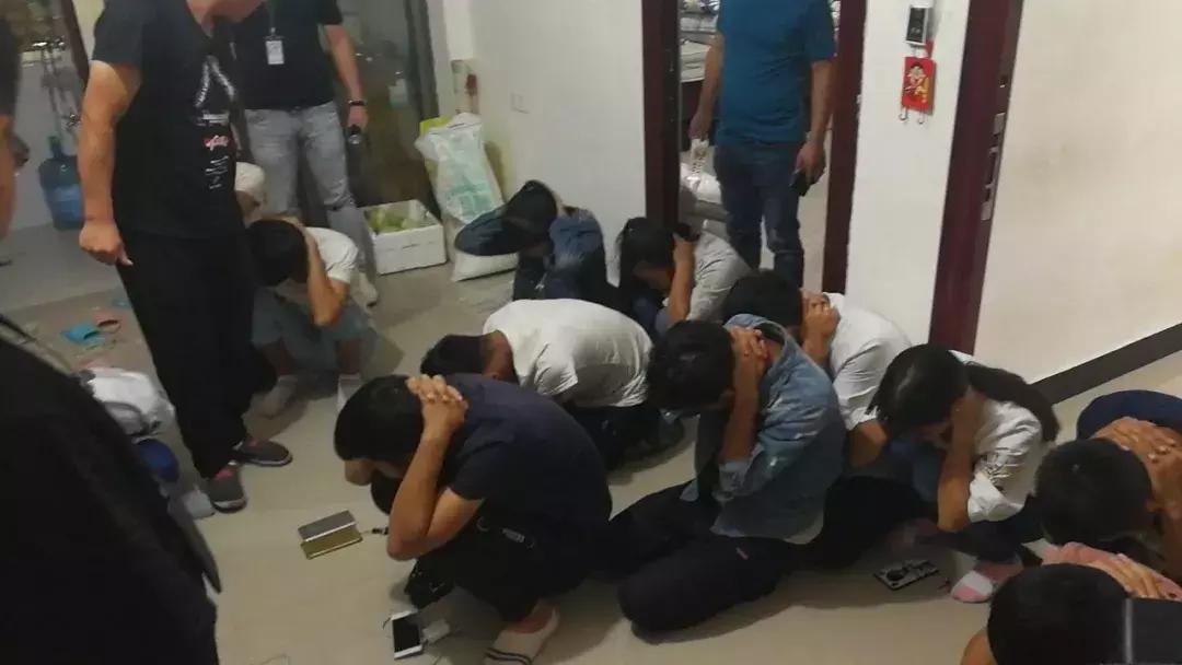 去了义乌一化妆品公司，老板要他在微信上冒充女孩子……