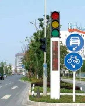 跟在公交后面误闯红灯能免罚吗,跟大车误闯红灯出车祸谁负责任