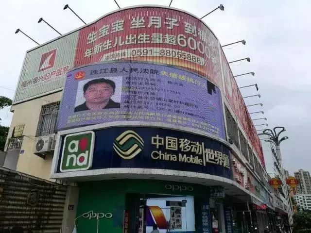 红包不能发、飞机不能坐、还上了街头大屏幕，这3人被“教育”服了