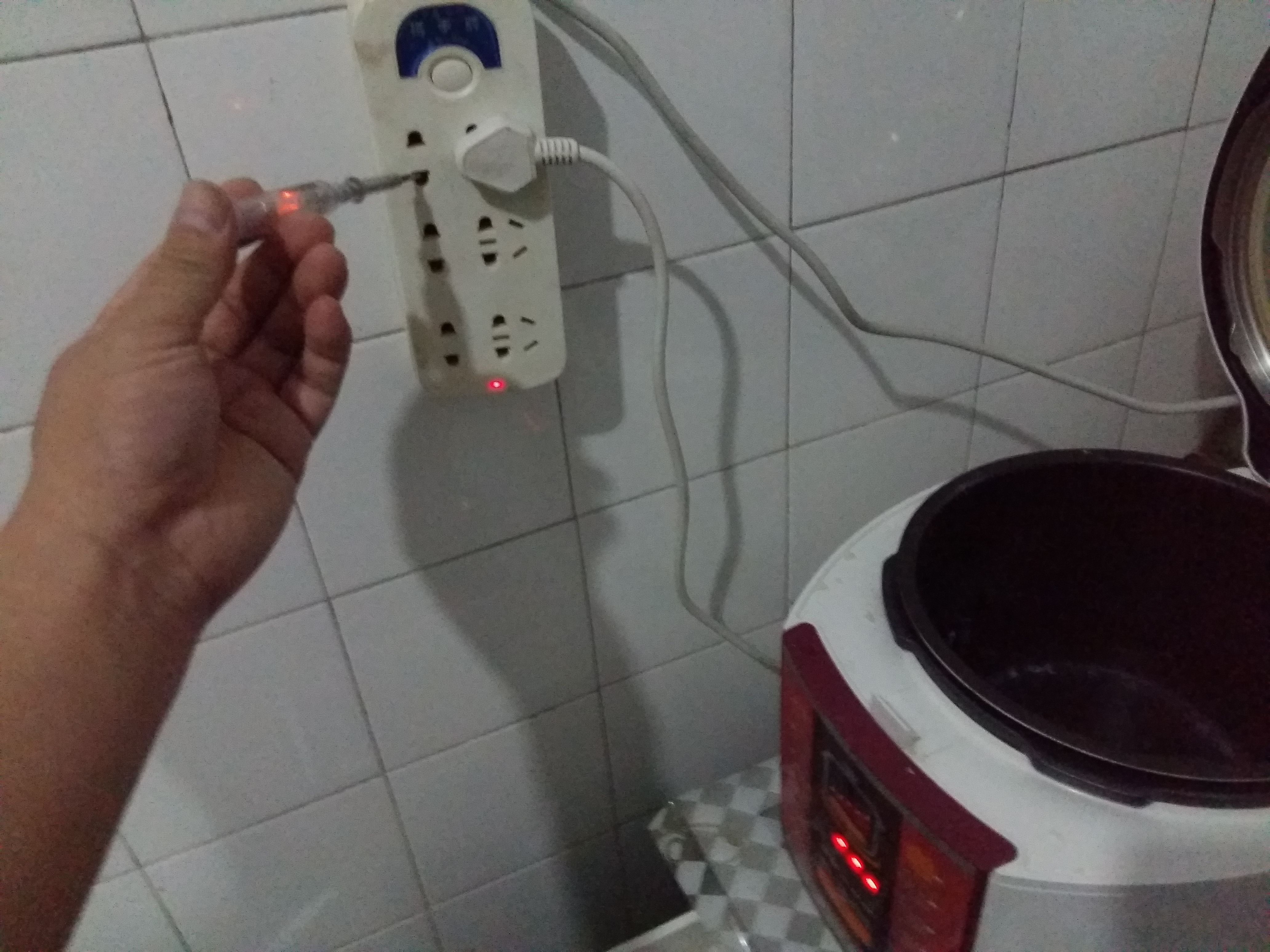 电饭锅电源线漏电原理,怎么判断电饭锅漏电还是插排漏电