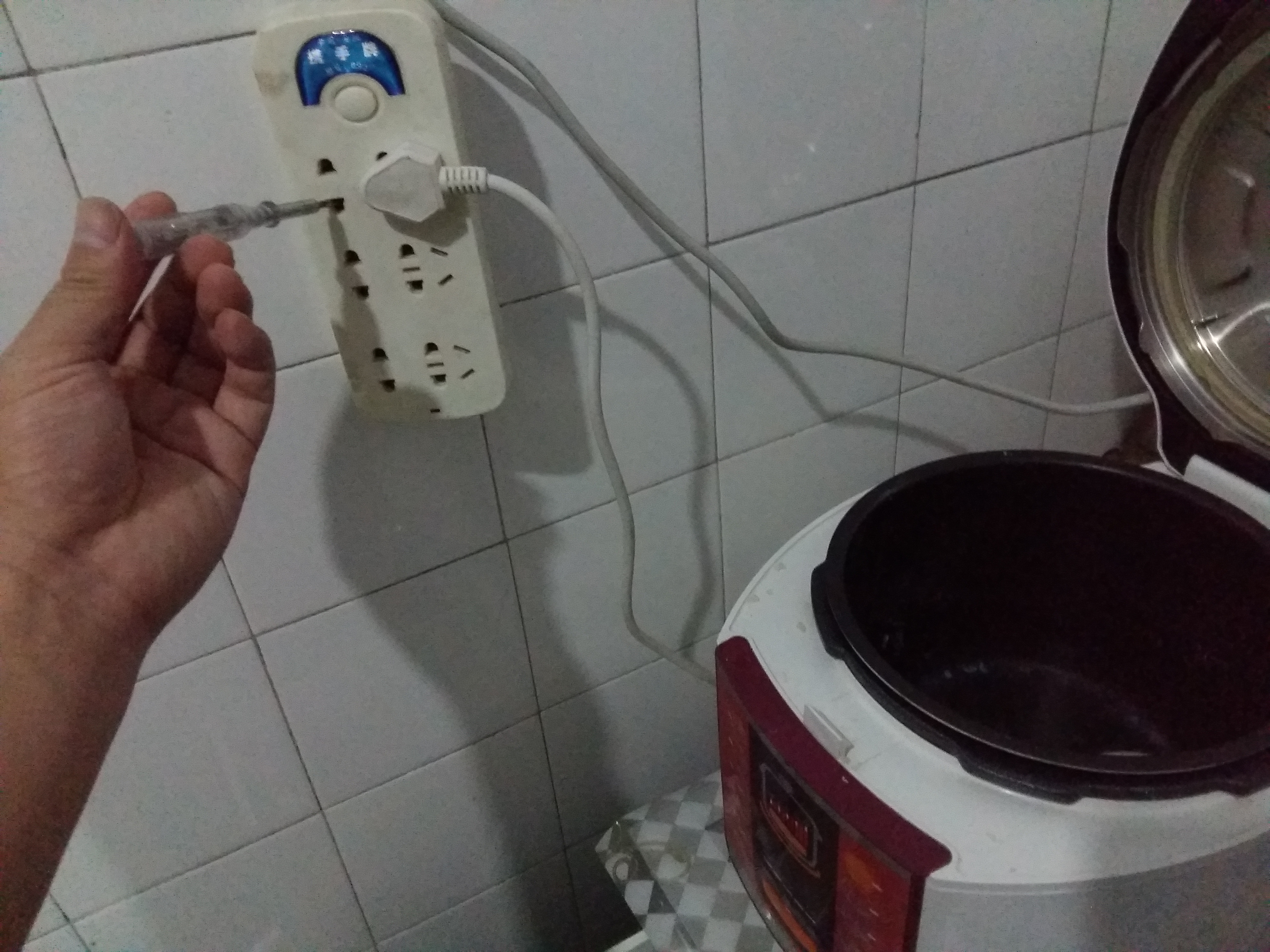 电饭锅电源线漏电原理,怎么判断电饭锅漏电还是插排漏电