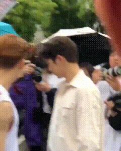 王嘉尔怒斥推粉丝的摄影师,王嘉尔被女粉丝拽下车