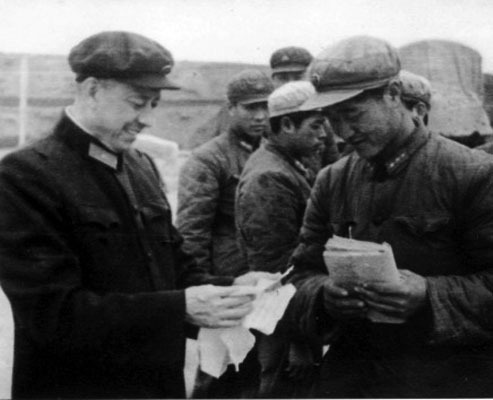 这位开国少将是颜回的后裔，自己孩子饿肚子，把粮食分给别人孩子