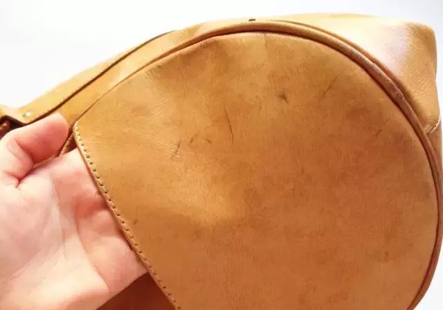 她拿这个擦一擦包包,立马变得和新的一样!