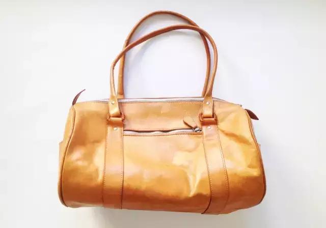 她拿这个擦一擦包包,立马变得和新的一样!