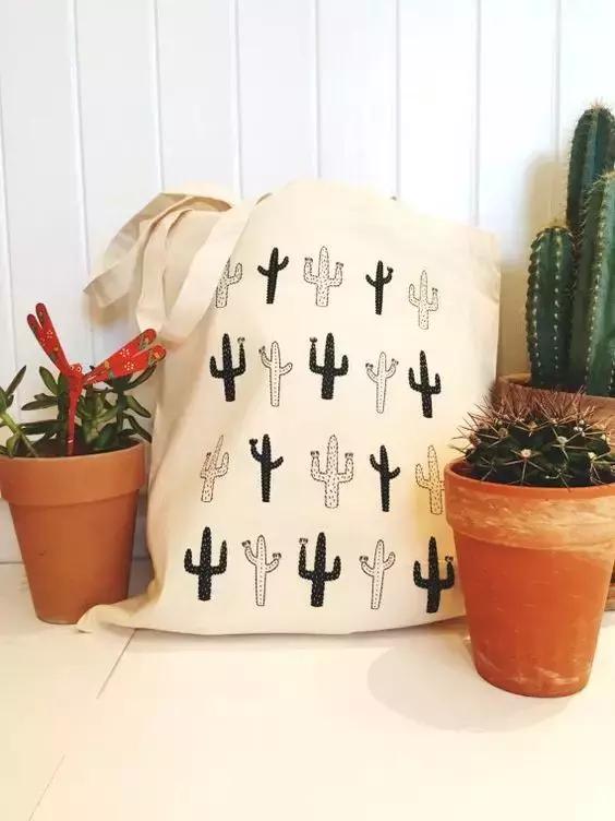 她拿这个擦一擦包包,立马变得和新的一样!