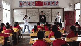 一群外来人带着「梦想」的旅行箱，打破了山娃娃们的平静生活……