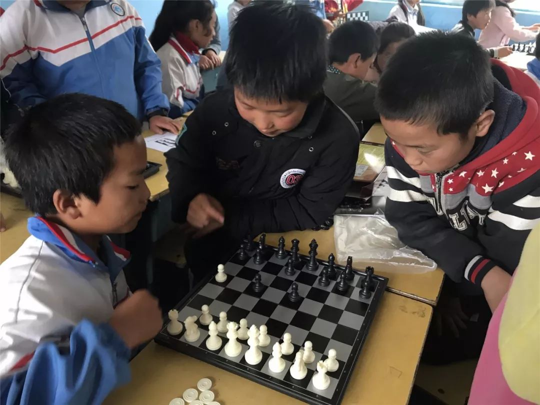 一群外来人带着「梦想」的旅行箱，打破了山娃娃们的平静生活……