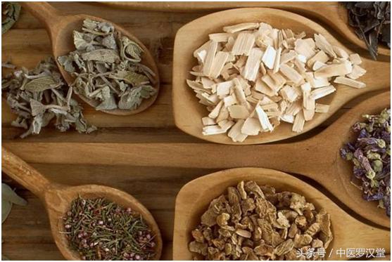 腰椎间盘突出压迫神经腿疼偏方,腰椎间盘突出不用药有什么小妙招