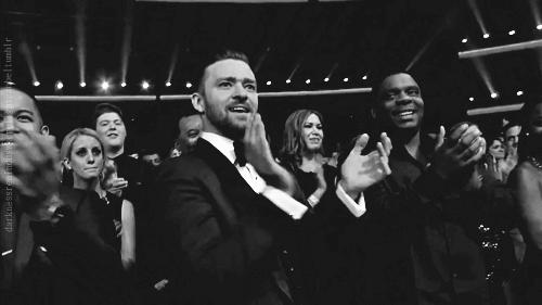 曲江银泰求救！大门即将被挤破！