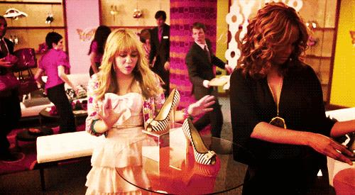 曲江银泰求救！大门即将被挤破！