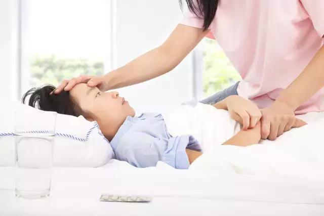 孩子发烧，奶奶偏方退烧却越来越严重！这7个偏方用错当心伤孩子