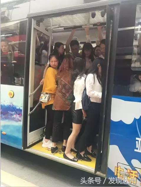 我在达州早高峰的公交车上，遇见了真正的勇士！