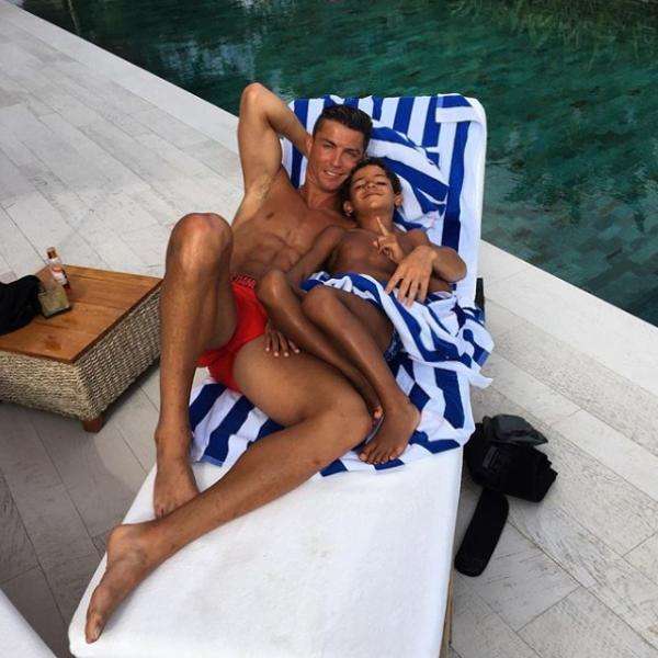 c罗从贫民窟到亿万豪宅,c罗在迪拜的豪宅