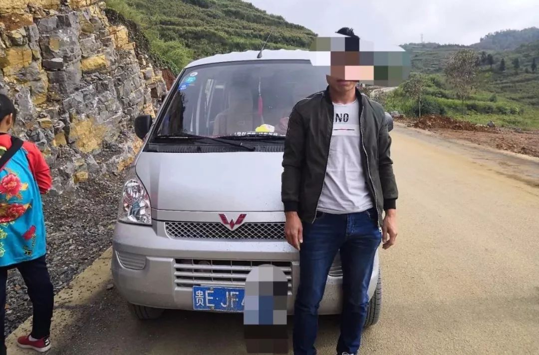 面包车超员被民警查处,一台面包车塞16人被查处