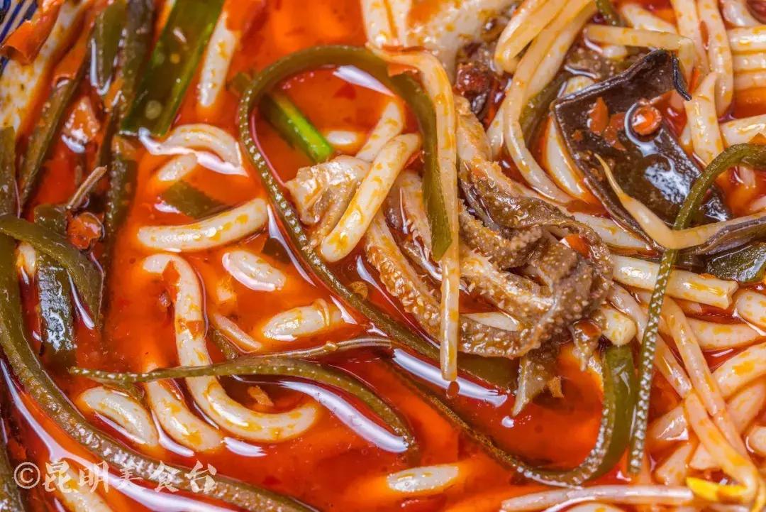 藏在昆明古镇里的米线店，上过《舌尖上的中国》，门口奔驰宝马