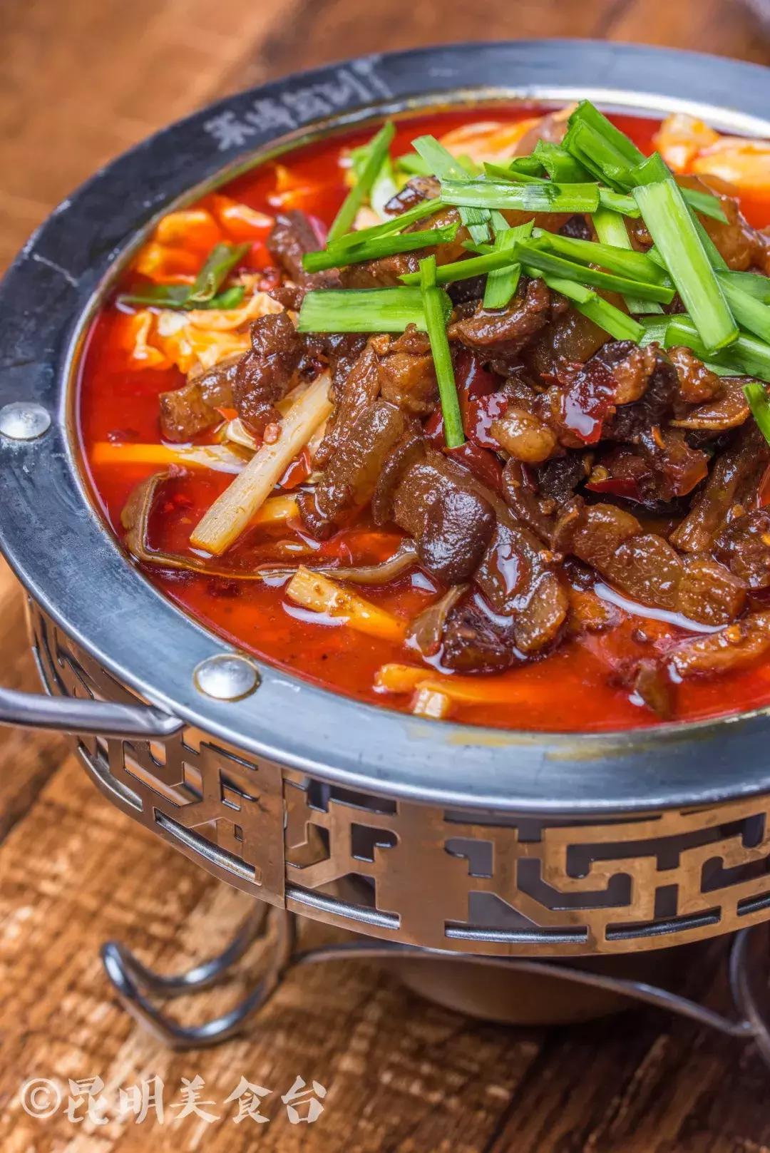 藏在昆明古镇里的米线店，上过《舌尖上的中国》，门口奔驰宝马