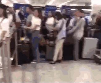 代购彻底完了！一个航班查出100多人，男子当场下跪！朋友圈炸了