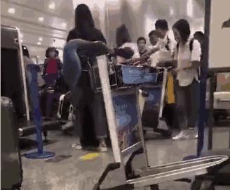 再见了，代购！再见了，微商！机场抓了100多人，男子当场下跪……