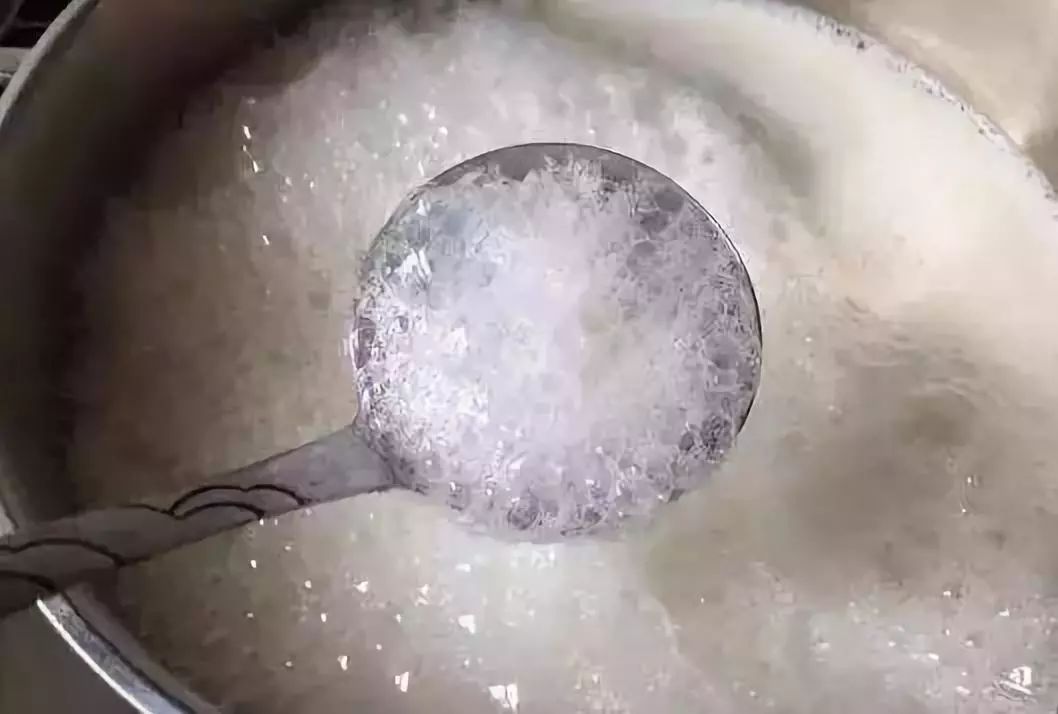 煮粥出沫要不要撇掉,炖肉煮粥时起的泡沫该不该撇掉