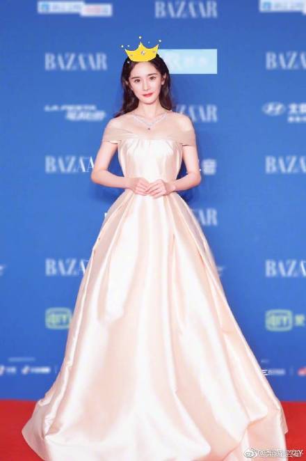 一切都是背景板的错，芭莎慈善夜明星红毯降级变乡村品牌宣传活动