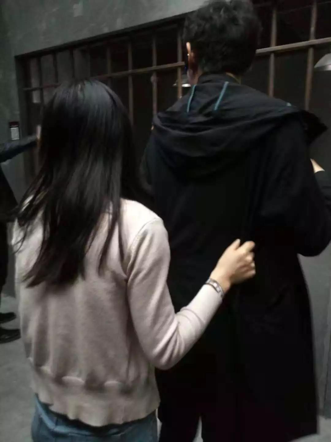 胆量悬殊的二人