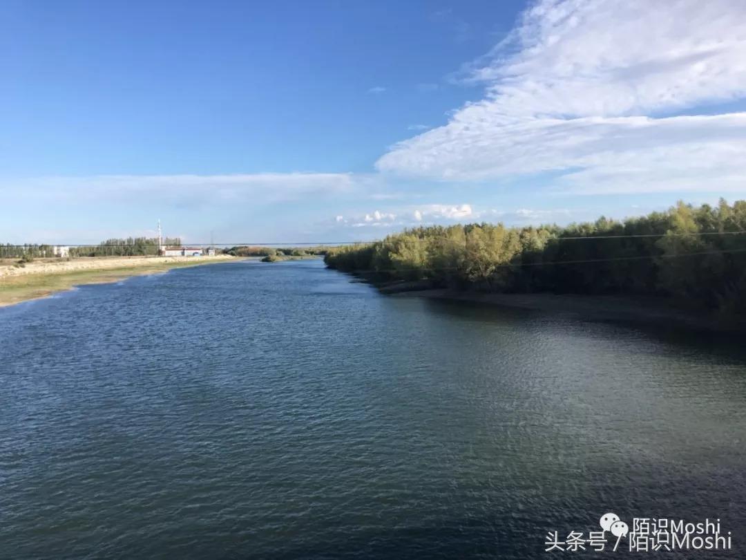 爱在心里路在脚下,心在路上路在心里的下一句