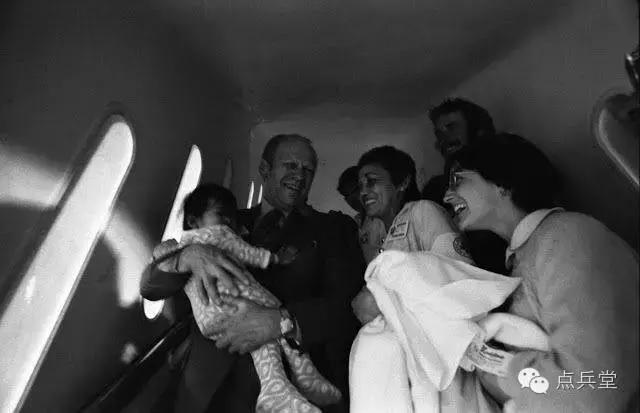 奶爸飞机抱娃,奶爸飞机带娃