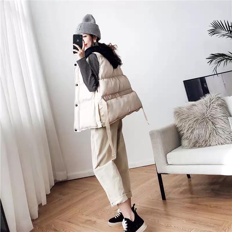 棉马甲搭配微喇牛仔裤,黑色马甲搭配牛仔裤秋冬季