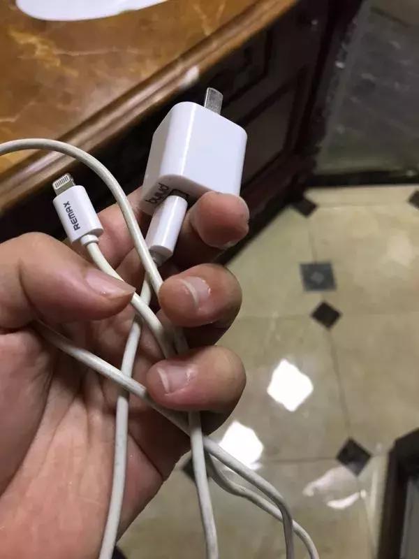 正充电的手机自动订了总统套房，还翻看聊天记录？警方已介入