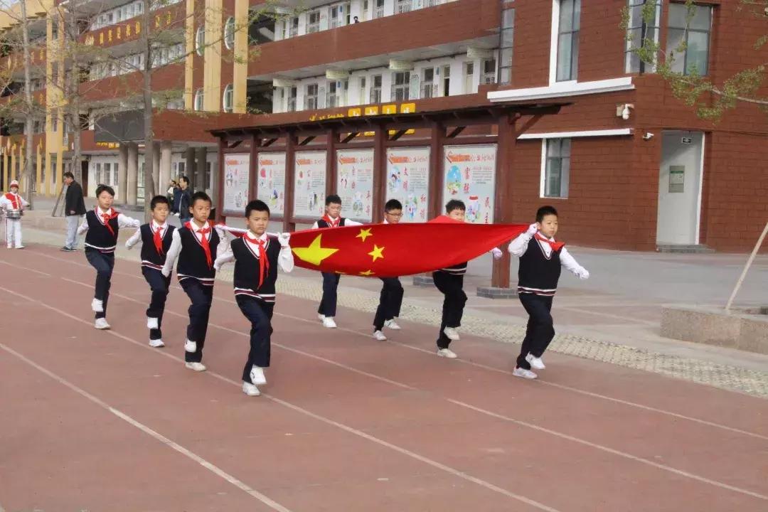 运动会接力赛淮滨小学,运动场上彩旗飘你追我赶逞英豪