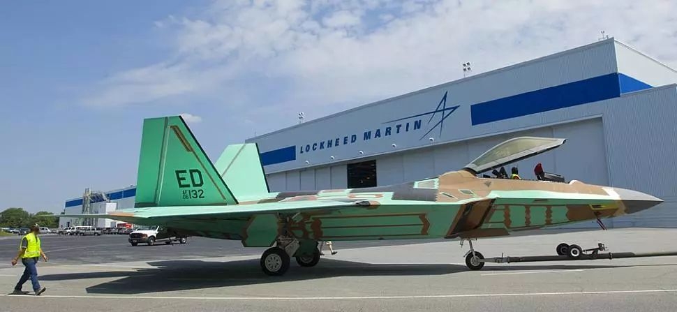 推动新时代军民融合向纵深发展 (全面推进军民在各个领域的融合)