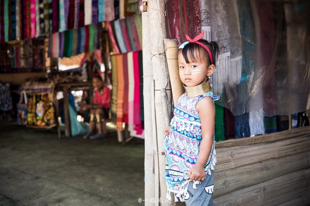 泰国有个奇异村落，女人靠拉长脖子吸引游客，有人说很残忍！